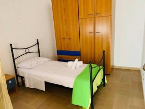 een slaapkamer met een bed met twee handdoeken erop bij Curtatone 170 in Vittoria