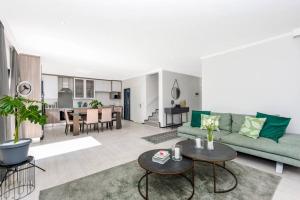 ein Wohnzimmer mit einem Sofa und einem Tisch in der Unterkunft Urban Oasis - 3 Bedroom Home in Sandton