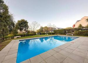 Sandton的住宿－Urban Oasis - 3 Bedroom Home，庭院里的一个蓝色海水游泳池
