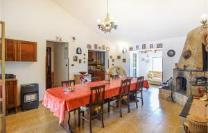 een eetkamer met een tafel en een open haard bij Lovely Home In Melilli With Kitchenette in Melilli