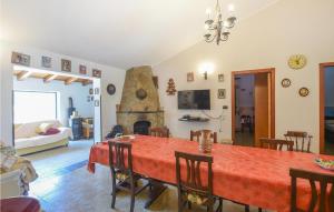 een woonkamer met een tafel en een open haard bij Lovely Home In Melilli With Kitchenette in Melilli