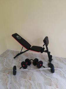 un carrello seduto sopra un letto di Bluewaves Apartment, scooter, car a Dauis Altre 9 foto