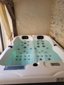 bañera en una habitación con en Lieu unique cœur de ville avec terrasse et jacuzzi en Cahors
