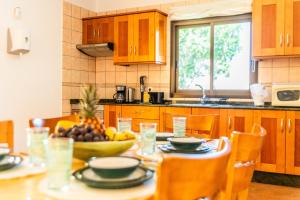 a kitchen with a table with a bowl of fruit on it at Rosa de los james in Cardón