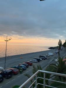 un parcheggio con auto parcheggiate vicino alla spiaggia di SARPI HOTEL NUMA a Sarpi