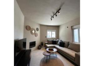 sala de estar con sofá y mesa en On The Sea Suite&Spa, en Metana