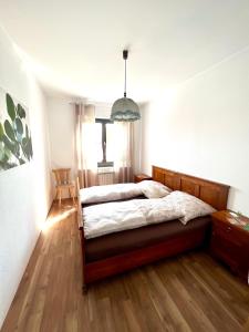 - une chambre avec un grand lit et du parquet dans l'établissement Mediterrane Ferien Villa am Neusiedler See, à Gols