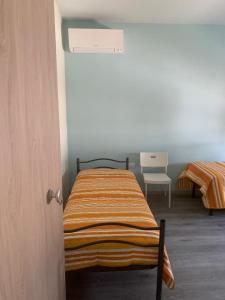 Una cama con una manta a rayas en una habitación en VeniceMaskPadova, en Padua