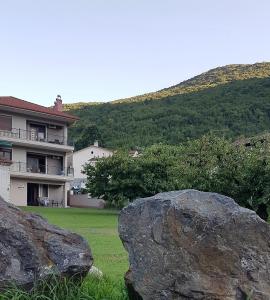 una gran roca frente a una casa en House Venetia en Órma