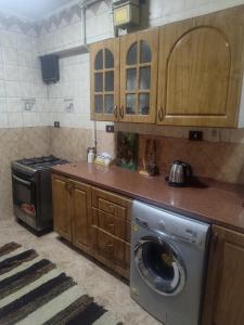 uma cozinha com uma máquina de lavar roupa e um fogão em القاهره no Cairo