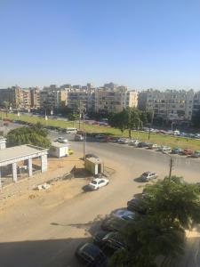 um parque de estacionamento com carros estacionados num parque de estacionamento em القاهره no Cairo