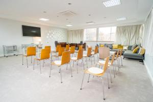 a conference room with chairs and a couch at Hotel Londres Estoril / Cascais in Estoril