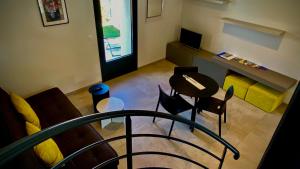 - un salon avec une table et des chaises dans l'établissement Gîtes Du Mas de Surlan, à Chantemerle-les-Blés