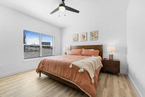 - une chambre avec un lit et un ventilateur de plafond dans l'établissement Windswept Cove home, à Hollister