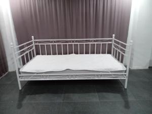 - un lit blanc dans une chambre avec rideau dans l'établissement Banda Aceh Batoh Homestay - private - fits up to 10 persons, à Banda Aceh