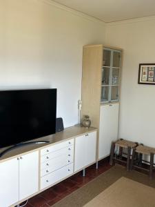 TV a/nebo společenská místnost v ubytování Mati Seaside Studio