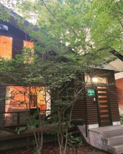 una casa con una escalera que conduce a la puerta principal en 翠 -kawasemi-, en Anazawa