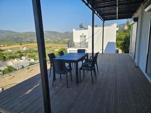 un patio con mesa y sillas en una terraza en Luxury new summer house, en Dalaman