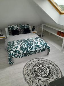 Postel nebo postele na pokoji v ubytování Logement convivial, charmant et spacieux