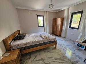 1 dormitorio con 1 cama grande en una habitación en Luxury new summer house, en Dalaman