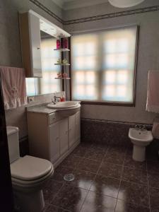 baño con lavabo y aseo y ventana en Bernal I, II y III en Los Sauces