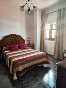 Un dormitorio con una cama grande y una ventana en Bernal I, II y III en Los Sauces
