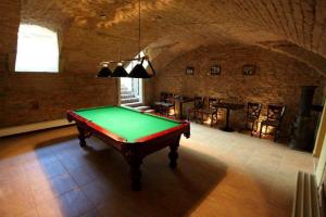 Biliardový stôl v ubytovaní Főnix Wellness Resort
