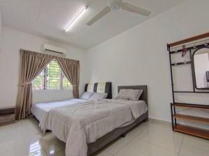Schlafzimmer mit einem großen Bett und einem Fenster in der Unterkunft No 70 Sunlight Homestay 4R3B - 24 Pax, Karaoke in Kuala Selangor