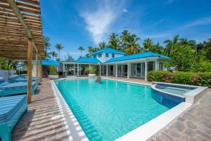 Bazén v ubytování Villa Blu Beachfront Luxury Villa nebo v jeho okolí
