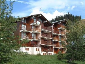 a large apartment building with balconies on a hill at Appartement Les Saisies, 2 pièces, 5 personnes - FR-1-293-196 in Les Saisies