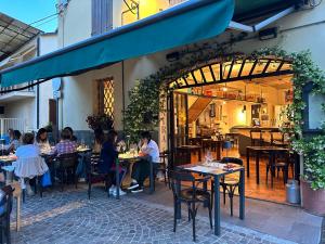 un grupo de personas sentadas en mesas en un restaurante en Casa Zaira, en Bazzano Bologna