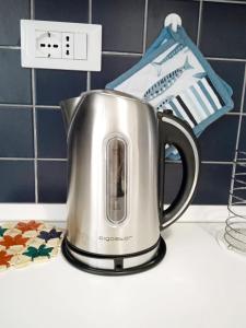 Una cafetera de acero inoxidable en la encimera de la cocina. en La casa di Uccia, en Trieste