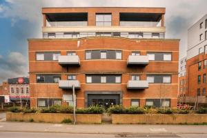 ein großes Backsteingebäude mit Fenstern auf einer Straße in der Unterkunft easyStay Bath Road Slough in Slough