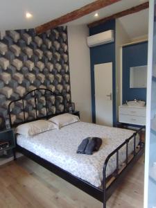1 dormitorio con 1 cama con cabecero negro en La Ferme, en Chambles