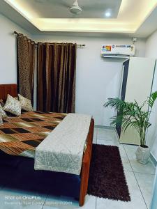 1 dormitorio con 1 cama y una maceta en RASA - The Ganges Rishikesh, Ganga Bhumi Apartment, en Rishīkesh