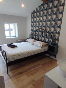 1 dormitorio con 1 cama con cabecero grande en La Ferme, en Chambles