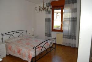 een slaapkamer met een bed en een raam bij Aleksander' s House in Pontremoli