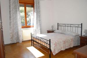 een slaapkamer met een bed en een raam bij Aleksander' s House in Pontremoli