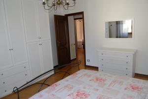 una camera con letto, cassettiera e specchio di Aleksander' s House a Pontremoli