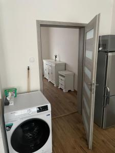 特熱比奇的住宿－Apartmán nad Bazilikou 1，带冰箱的客房内的洗衣机