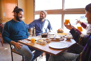 米茨佩·拉蒙IBEX unique Desert Inn的一群人围坐在桌旁吃饭