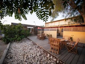 ミツペ・ラモンにあるIBEX unique Desert Innの木製デッキ(椅子、テーブル付)