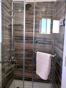 een badkamer met een douche en een handdoek bij The Pearl of Sharm @ Delta in Sharm El Sheikh