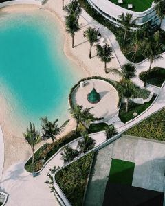 een luchtzicht op een resort met een zwembad bij Azure North Residences by ACC in Lagundi