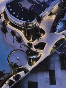 een luchtzicht op een gebouw met een zwembad en palmbomen bij Azure North Residences by ACC in Lagundi
