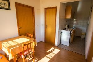 Kuchyň nebo kuchyňský kout v ubytování Apartments Žile