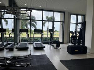 Palestra o centro fitness di Luxury Oceanview 1BR on beach