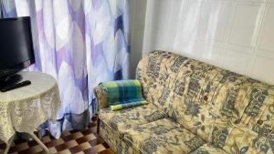 uma sala de estar com um sofá e uma mesa em Paraíso Azul, AL em Vila Franca do Campo