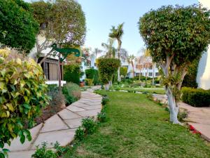 een tuin met bomen en een loopbrug bij The Pearl of Sharm @ Delta in Sharm El Sheikh