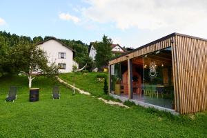 RDT Guest House-Rai din Transilvania في مويتشو دي يوس: منزل مع امتداد زجاج في ساحة